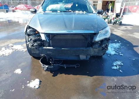 2013 Chrysler 200 Touring z USA, uszkodzony, nr VIN 1C3CCBBB2DN597566